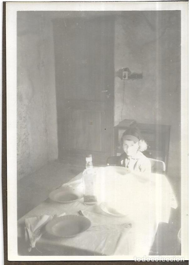 Alte Fotografie: == CU642 - FOTOGRAFIA - NI&Ntilde;A SENTADA A LA MESA