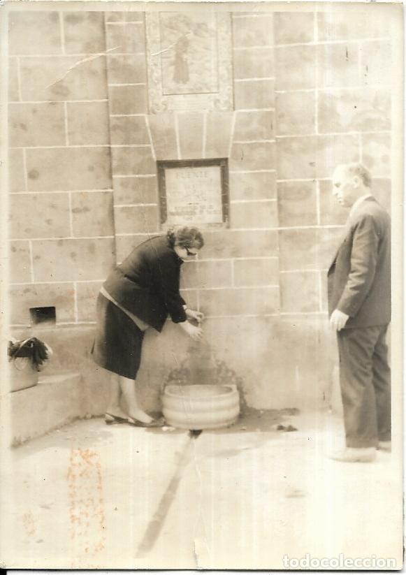 Alte Fotografie: == CU645 - FOTOGRAFIA - PAREJA JUNTO A UNA FUENTE