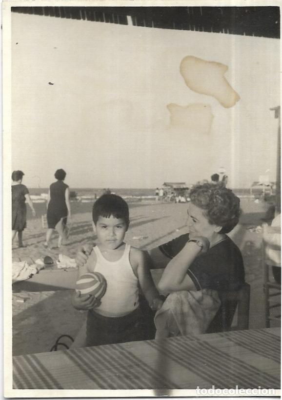 Alte Fotografie: == CU646 - FOTOGRAFIA - SE&Ntilde;ORA CON UN NI&Ntilde;ITO CON UNA PELOTA