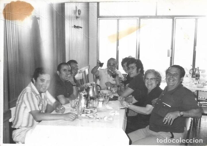 Alte Fotografie: == CU649 - FOTOGRAFIA - GRUPO DE AMIGOS EN UNA COMIDA