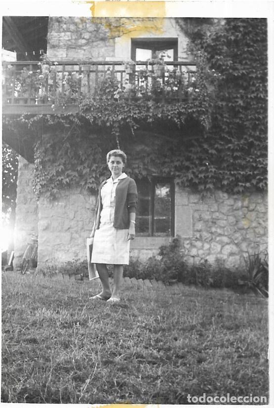 Alte Fotografie: == CU654 - FOTOGRAFIA - JOVEN EN SANTILLANA - 1965