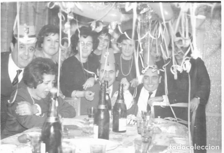 Alte Fotografie: == CU661 - FOTOGRAFIA - GRUPO DE AMIGOS EN UNA FIESTA
