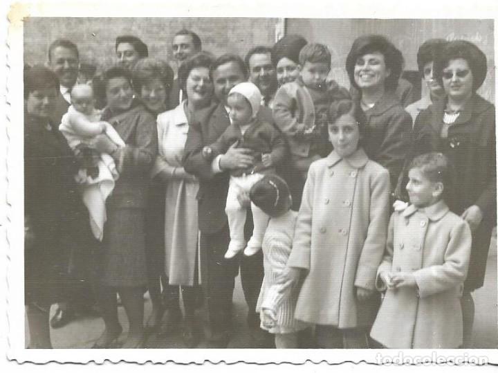Alte Fotografie: == CU662 - FOTOGRAFIA - GRUPO DE AMIGOS CON SUS NI&Ntilde;OS