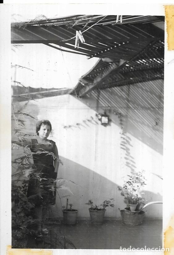 Alte Fotografie: == CU663 - FOTOGRAFIA - SE&Ntilde;ORA EN UN PATIO
