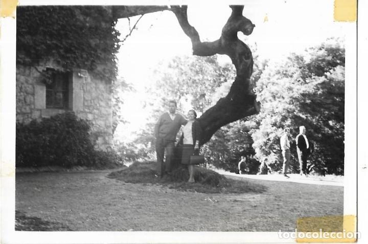 Alte Fotografie: == CU664 - FOTOGRAFIA - PAREJA EN SANTILLANA - 1965