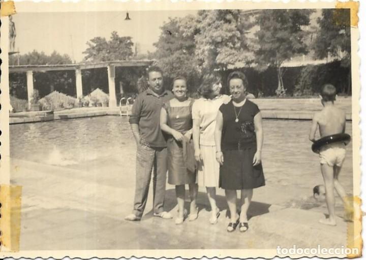 Alte Fotografie: == CU670 - FOTOGRAFIA - GRUPO DE AMIGOS JUNTO A UNA PISCINA