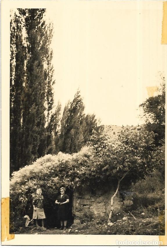 Alte Fotografie: == CU671 - FOTOGRAFIA - DOS AMIGAS JUNTO A UNA CHOZA