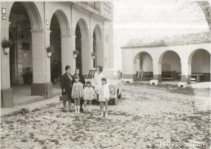 Alte Fotografie: == CU675 - FOTOGRAFIA - GRUPO FAMILIAR EN UNA PLAZA