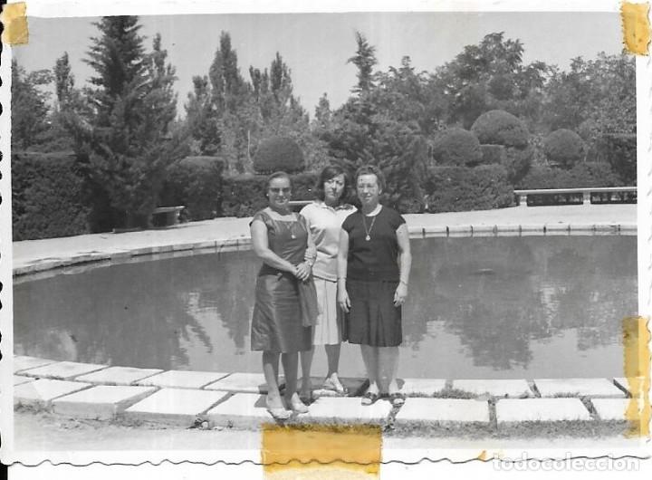 Alte Fotografie: == CU678 - FOTOGRAFIA - TRES AMIGAS JUNTO A UNA PISCINA