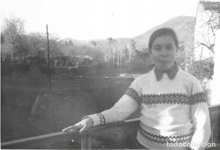 Fotografia antiga: == CU744 - FOTOGRAFIA - JOVEN EN UN BONITO PAISAJE