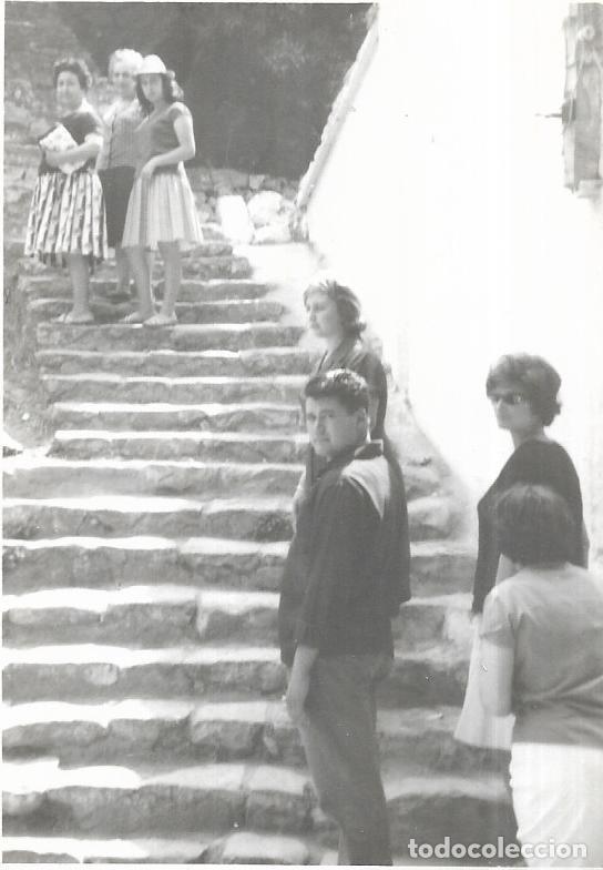 Fotografia antiga: == CU745 - FOTOGRAFIA - AMIGOS EN UNA ESCALERA