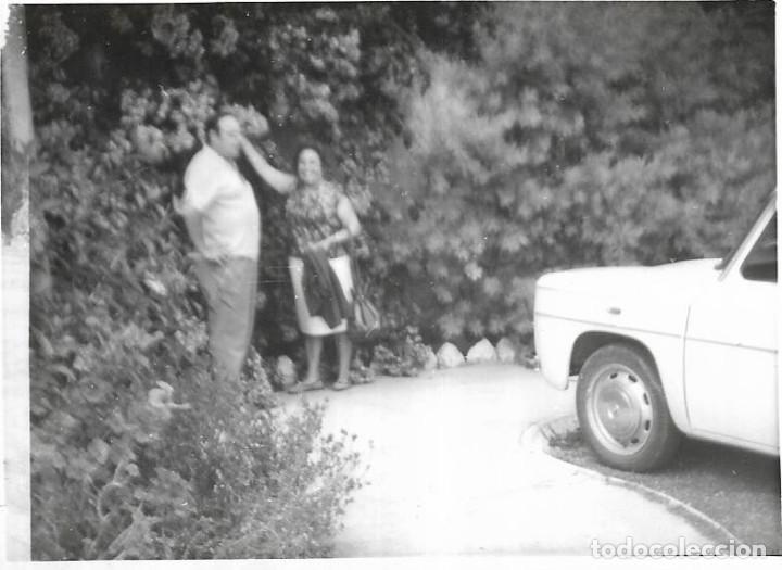 Fotografia antiga: == CU746 - FOTOGRAFIA - PAREJA JUNTO A UN COCHE