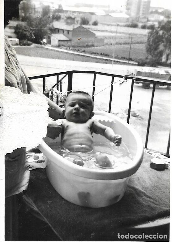 Fotografia antiga: == CU747 - FOTOGRAFIA - BEBE EN UNA BA&Ntilde;ERITA