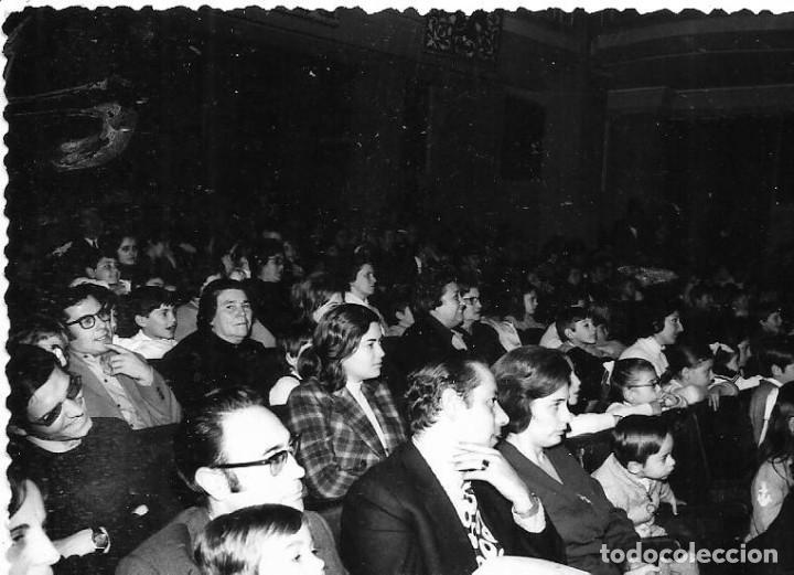 Fotografia antiga: == CU748 - FOTOGRAFIA - GRUPO DE GENTE EN ALGUN ESPECTACULO