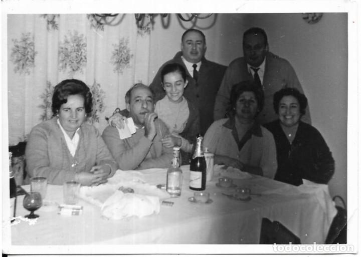Fotografia antiga: == CU754 - FOTOGRAFIA - FAMILIA EN UNA SOBREMESA