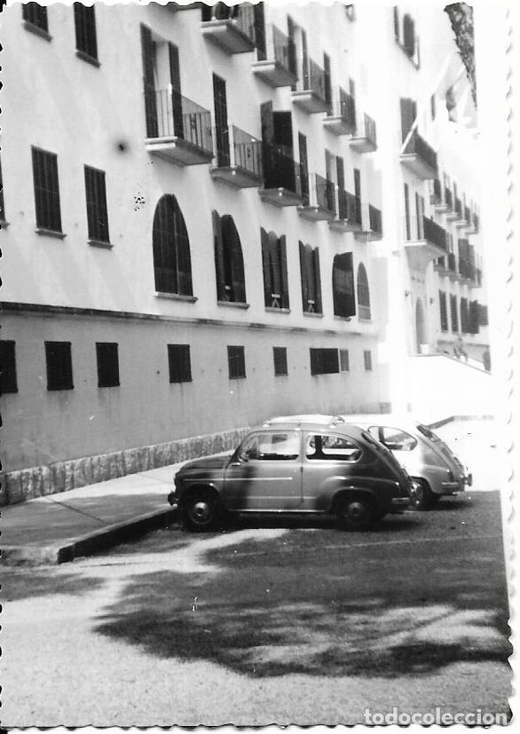 Fotograf&iacute;a antigua: == CU821 - FOTOGRAFIA - PAISAJE CON SEAT 600 APARCADOS