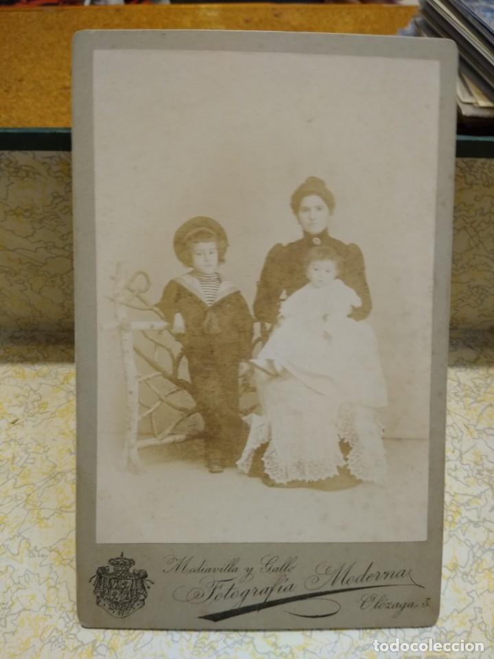 Fotograf&iacute;a antigua: Retrato grupo familiar madre con hijos 16,50 x 10,50 cm Fotograf&iacute;a moderna Olazaga 3