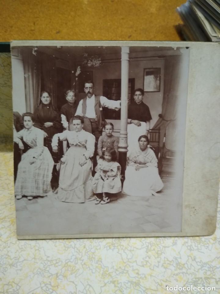 Fotograf&iacute;a antigua: Retrato grupo familiar No figura fot&oacute;grafo. La fotograf&iacute;a parece recortada. 14 x 13,50 cm