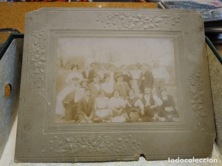 Fotograf&iacute;a antigua: Fotograf&iacute;a grupo de j&oacute;venes, algunos con traje regional, parece una romer&iacute;a. Esta como desenfocada.