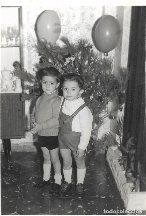 Fotografia antiga: == A838 - FOTOGRAFIA - DOS NI&Ntilde;ITOS DELANTE DE UN ARBOL DE NAVIDAD