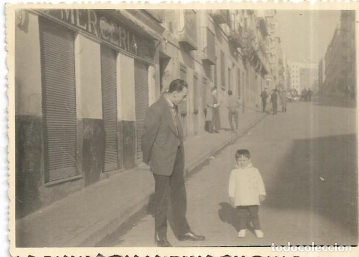 Alte Fotografie: == A975 - FOTOGRAFIA - SE&Ntilde;OR CON UN NI&Ntilde;ITO EN LA CALLE