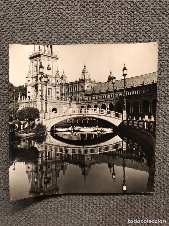 Alte Fotografie: SEVILLA. FOTOGRAF&Iacute;A SOCIAL Plaza de Espa&ntilde;a (h.1960?) Medidas: 18 x 18 cm.,