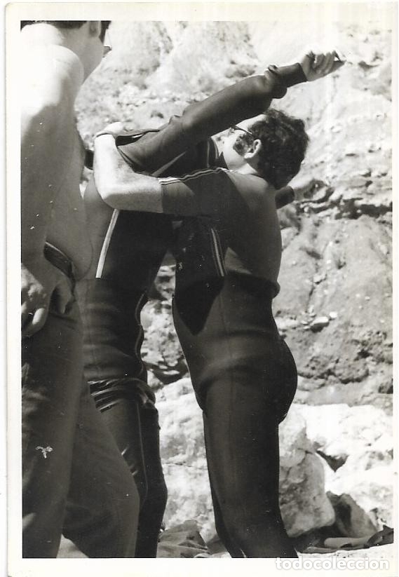 Fotograf&iacute;a antigua: :::: M690 - FOTOGRAFIA - SUBMARINISTAS PONIENDOSE EL TRAJE