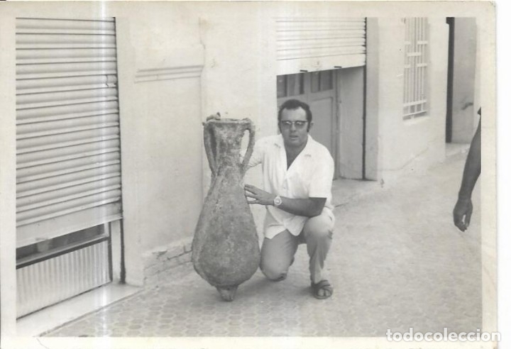 Fotograf&iacute;a antigua: :::: M701 - FOTOGRAFIA - JOVEN CON UNA ANTIGUA ANFORA
