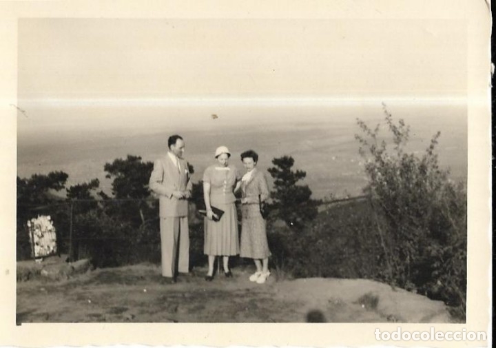 Antique Photography: == W196 - FOTOGRAFIA - DOS CHICAS JOVENES CON UN SE&Ntilde;OR