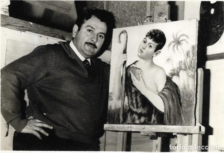 Fotografia antiga: == FA476 - FOTOGRAFIA - PINTOR ANTONIO MONTAGUD JUNTO A UNA DE SUS OBRAS