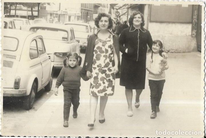 Fotografia antiga: == FA483 - FOTOGRAFIA -  DOS SE&Ntilde;ORAS CON SUS NI&Ntilde;AS