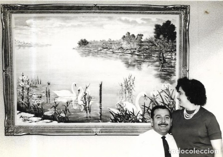 Fotografia antiga: == Q224 - FOTOGRAFIA - PINTOR ANTONIO MONTAGUD CON SU ESPOSA DELANTE DE UNO DE SUS CUADROS