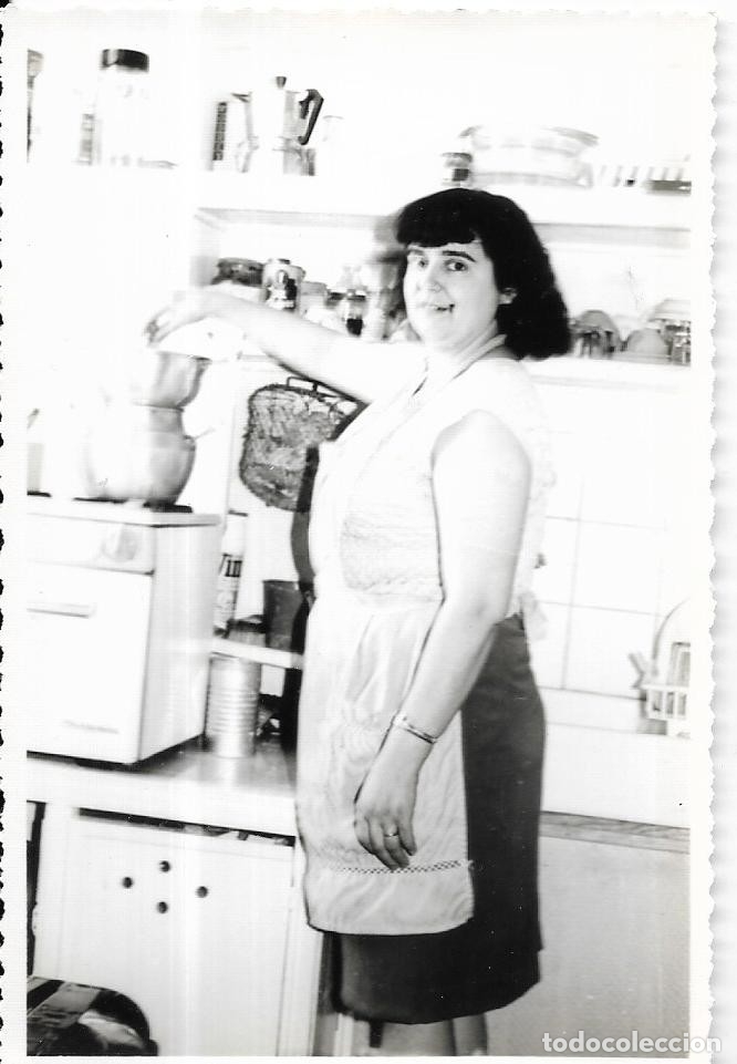 Fotograf&iacute;a antigua: == Q241 - FOTOGRAFIA - SE&Ntilde;ORA EN UNA COCINA