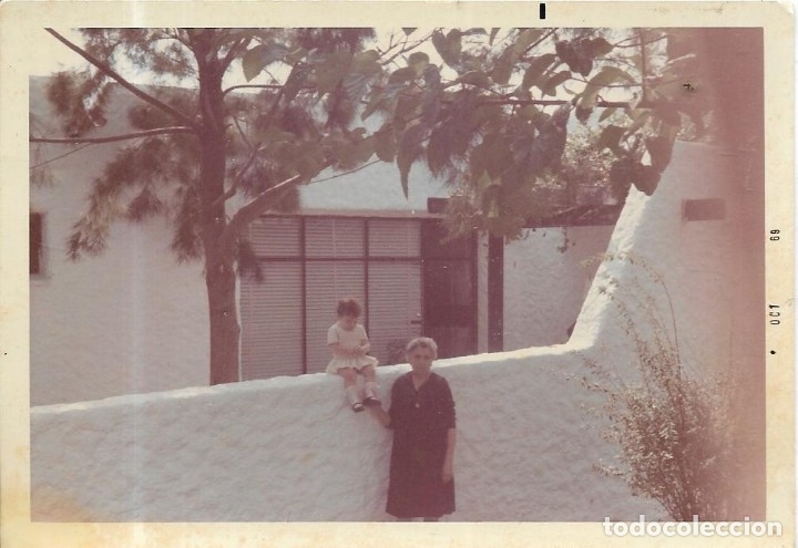 Fotograf&iacute;a antigua: == FA607 - FOTOGRAFIA - SE&Ntilde;ORA CON UNA NI&Ntilde;A SENTADA EN UN MURO