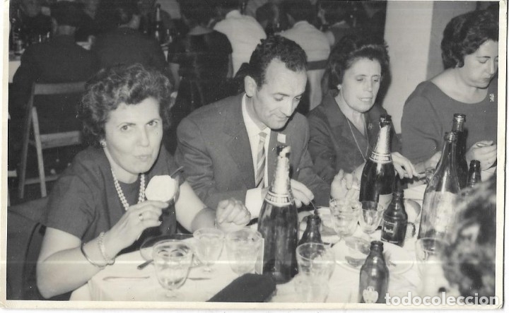 Fotograf&iacute;a antigua: == FA615 - FOTOGRAFIA - AMIGOS EN UN BANQUETE
