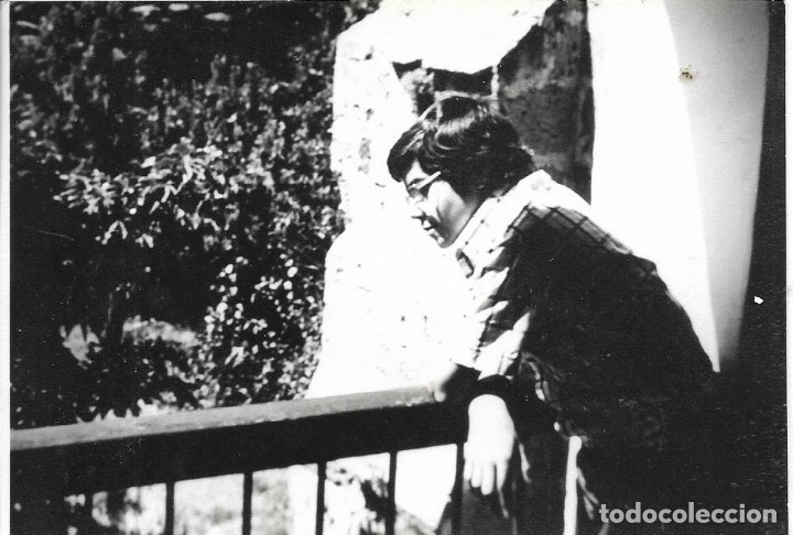 Fotograf&iacute;a antigua: == FA617 - FOTOGRAFIA - JOVEN ASOMADO A UNA TERRAZA