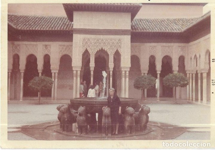 Fotograf&iacute;a antigua: == FA630 - FOTOGRAFIA - SE&Ntilde;ORA EN EL PATIO DE LOS LEONES DE LA ALHAMBRA