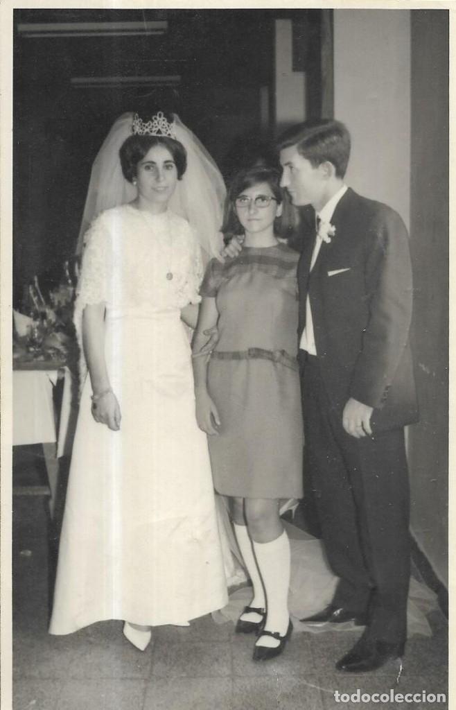 Fotograf&iacute;a antigua: *** FA635 - FOTOGRAFIA - PAREJA DE NOVIOS CON UNA JOVENCITA