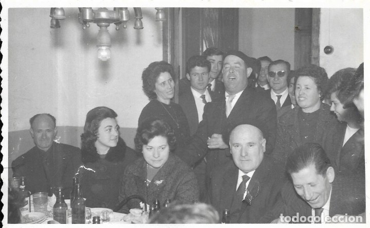 Fotograf&iacute;a antigua: == FA651 - FOTOGRAFIA - SE&Ntilde;OR CANTANDO EN UNA REUNION DE AMIGOS