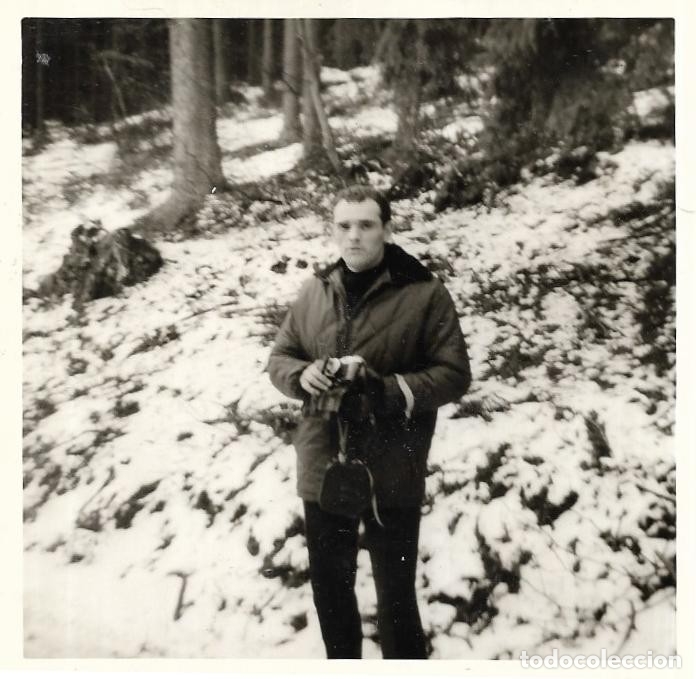 Alte Fotografie: == J633 - FOTOGRAFIA - JOVEN EN UN PAISAJE NEVADO
