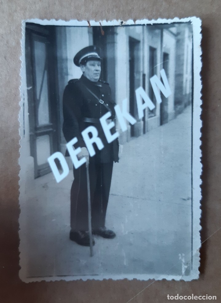 Alte Fotografie: ANTIGUA FOTOGRAF&Iacute;A DE HOMBRE CON UNIFORME &iquest;BANDA DE M&Uacute;SICA? FOTO GALLEGO PANES. A&Ntilde;OS 40. TROQUELADA.
