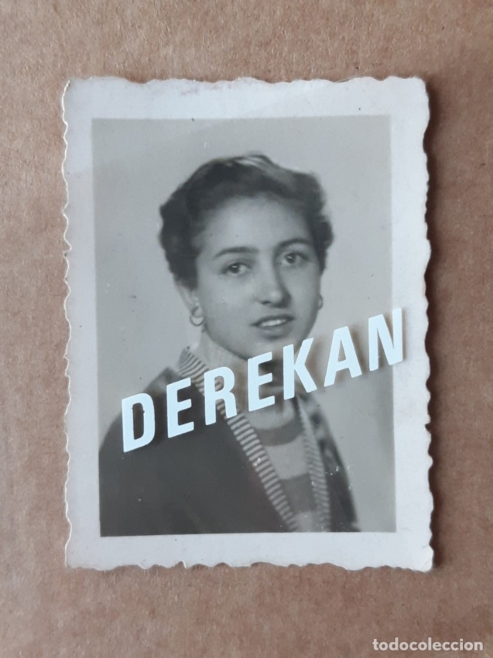Fotograf&iacute;a antigua: ANTIGUA FOTOGRAF&Iacute;A MUJER. TAMA&Ntilde;O CARNET. ASTURIAS. A&Ntilde;OS 40. TROQUELADA. DEDICADA.