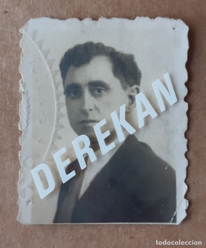 Fotograf&iacute;a antigua: ANTIGUA FOTOGRAF&Iacute;A HOMBRE. TAMA&Ntilde;O CARNET. ASTURIAS. A&Ntilde;OS 40 &oacute; 50. TROQUELADA.