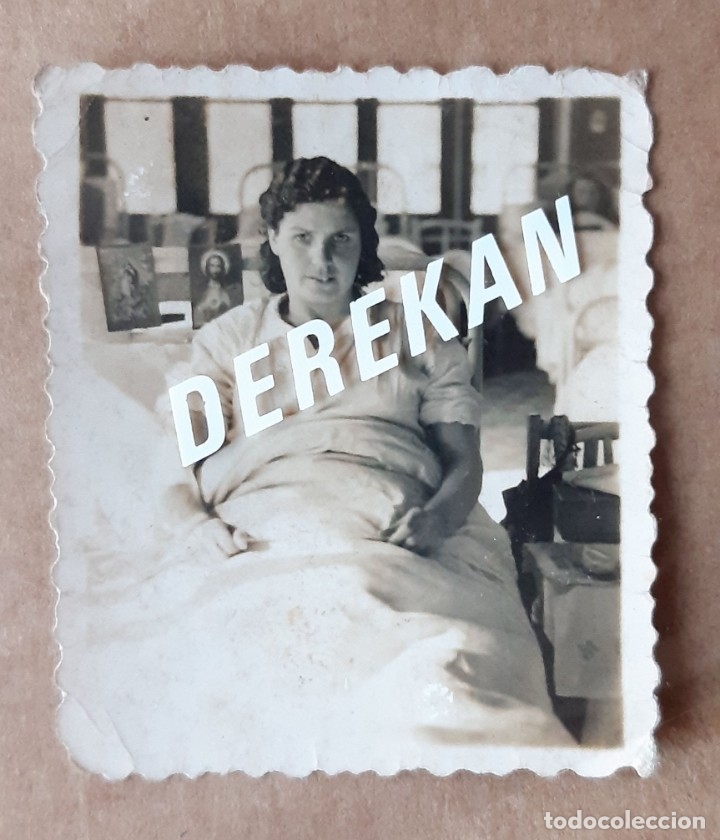Alte Fotografie: ANTIGUA FOTOGRAF&Iacute;A MUJER JOVEN EN UNA CAMA DE HOSPITAL. ASTURIAS. A&Ntilde;OS 40 &oacute; 50. TROQUELADA.