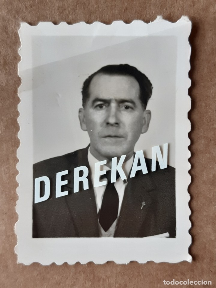 Fotograf&iacute;a antigua: ANTIGUA FOTOGRAF&Iacute;A HOMBRE. TAMA&Ntilde;O CARNET. ASTURIAS. A&Ntilde;OS 50. TROQUELADA.