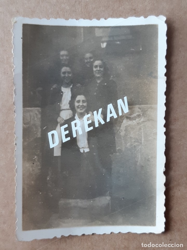 Alte Fotografie: ANTIGUA FOTOGRAF&Iacute;A GRUPO DE AMIGAS. ASTURIAS. 1943. TROQUELADA.