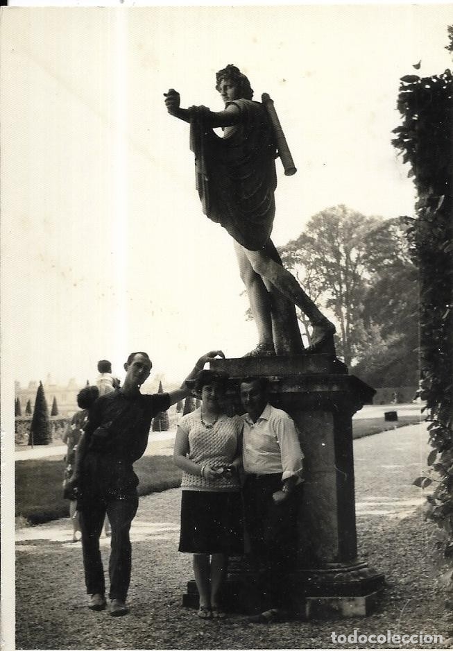 Fotograf&iacute;a antigua: == W518 - FOTOGRAFIA - AMIGOS JUNTO A UN MONUMENTO