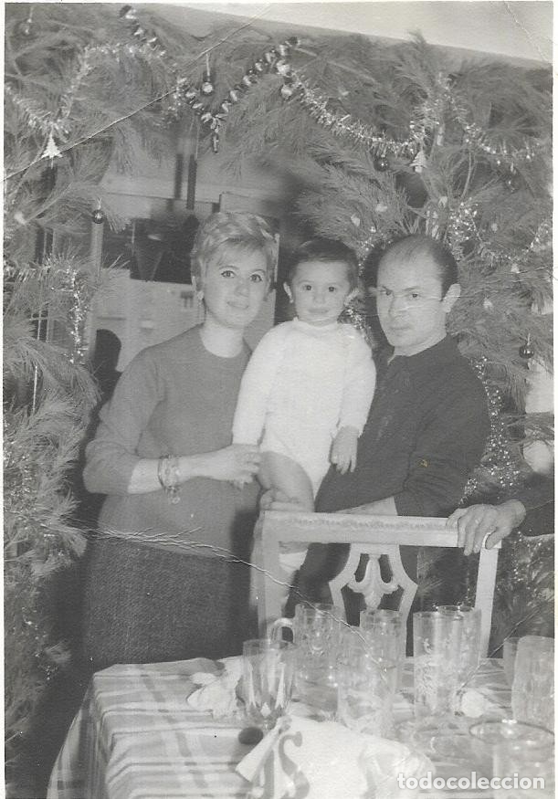 Alte Fotografie: == W544 - FOTOGRAF&Iacute;A - PADRES CON SU BEBE EN NAVIDAD