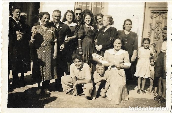 Fotograf&iacute;a antigua: :::: BB826 - FOTOGRAF&Iacute;A - GRUPO DE AMIGOS CON UNA FESTERA