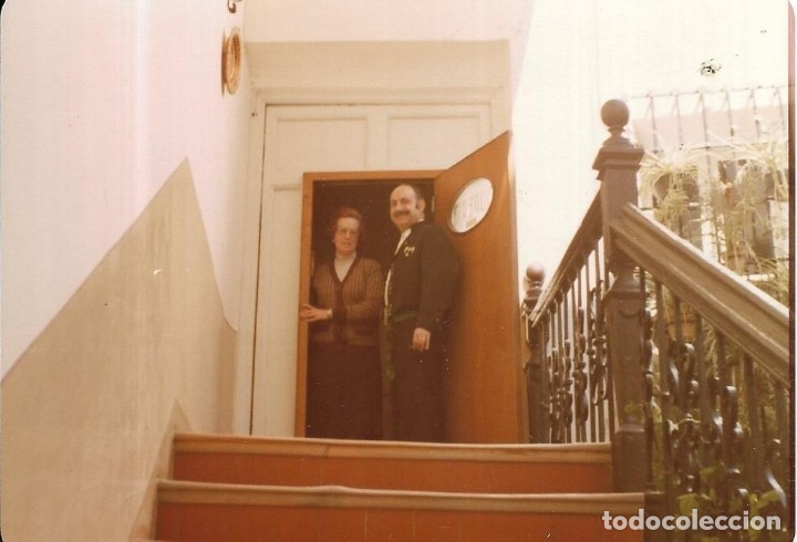 Fotograf&iacute;a antigua: :::: FA225 - FOTOGRAFIA - SRA. CARMEN INSA EN LA PUERTA DE LA ROPERIA INSA